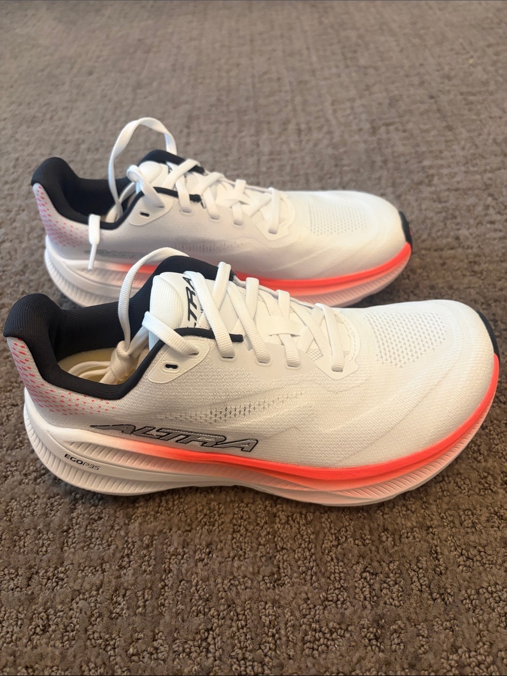 Altra Women’s Flow 3 NEW SIZE 6